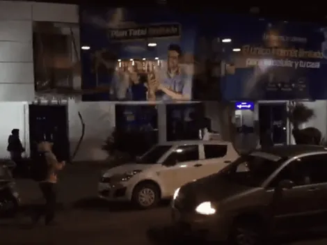 Bolivianos atacan a fierrazos a hinchas de Colo Colo afuera del hotel