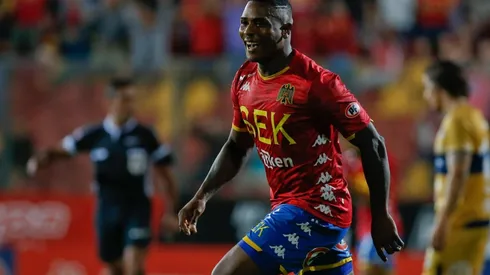 Cummings en el duelo contra Everton.