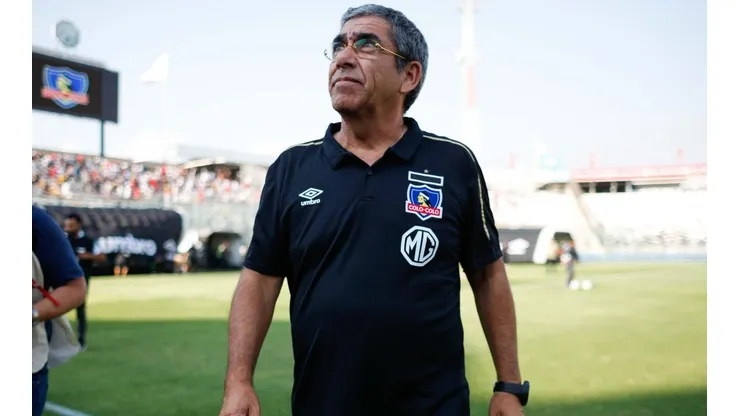 Gualberto Jara en el banco de Colo Colo.
