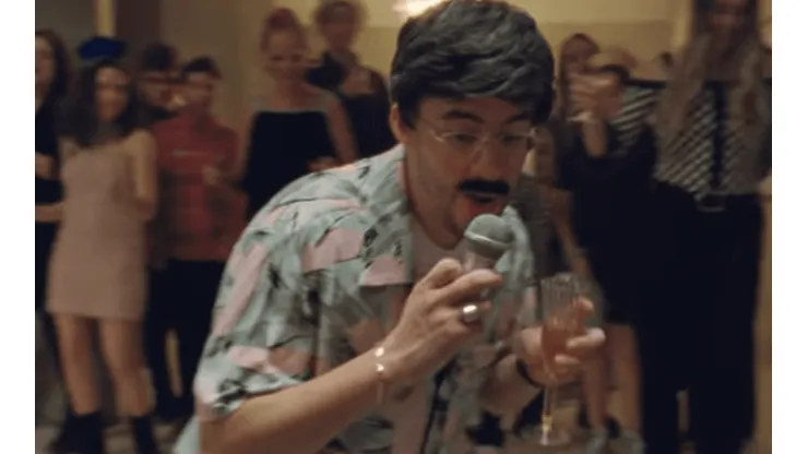 Bad Bunny estrenó este lunes su nuevo videoclip "si veo a tu mamá".