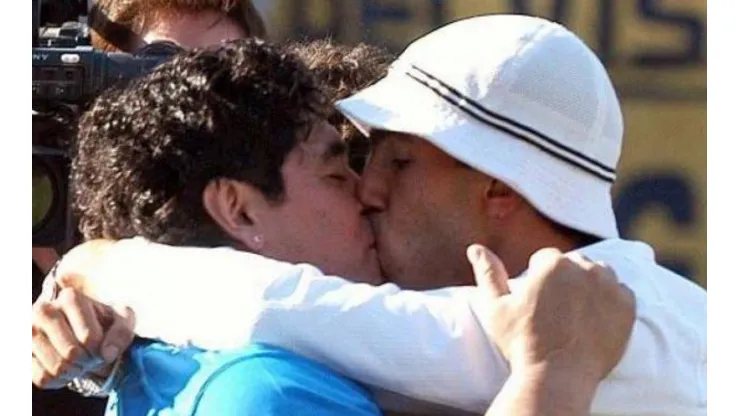 Diego Maradona y Carlitos Tévez en una gran demostración de amor
