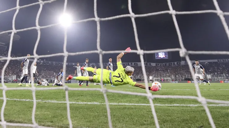 Santiago Mele ante Colo Colo.