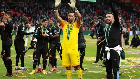 Claudio Bravo celebra la obtención de la Carabao Cup