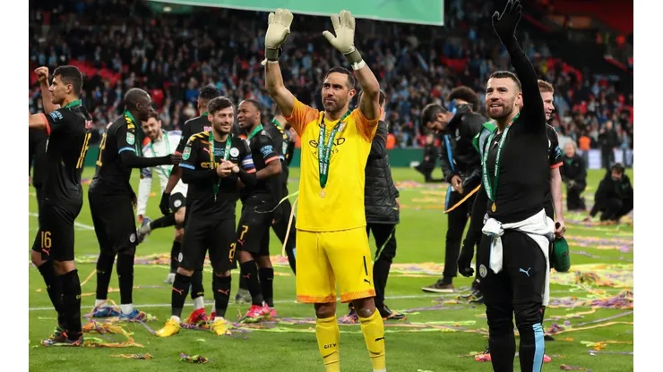 Claudio Bravo celebra la obtención de la Carabao Cup