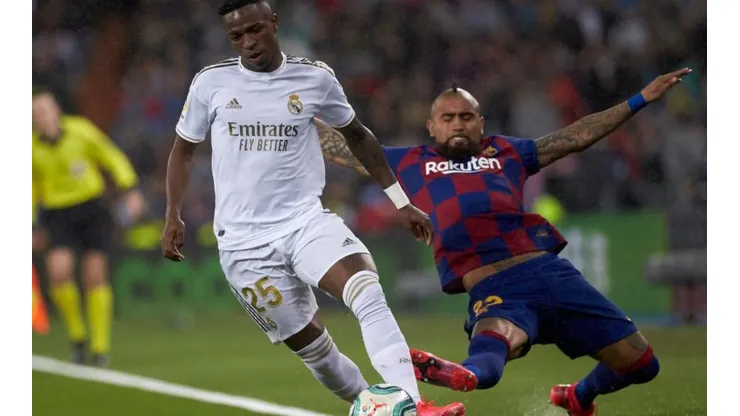 Vidal es titular en Barcelona ante Real Madrid.
