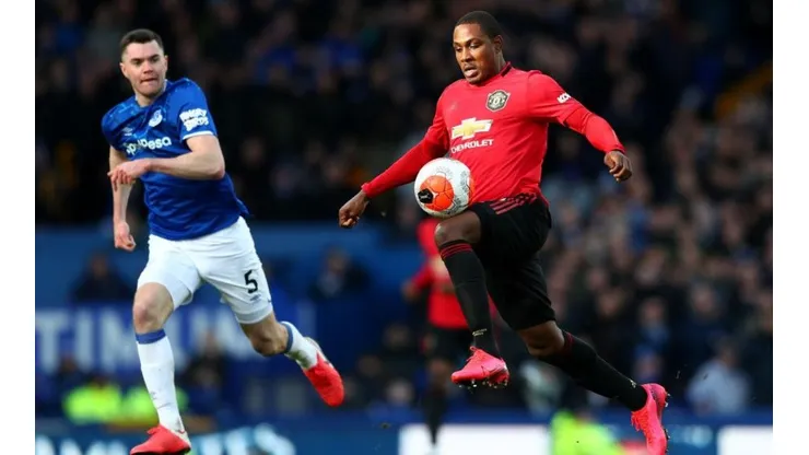 Manchester United se salva gracias al VAR y consigue sufrido empate ante Everton