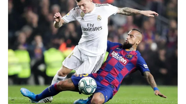 Vidal asoma como titular en Barcelona para enfrentar a Real Madrid.
