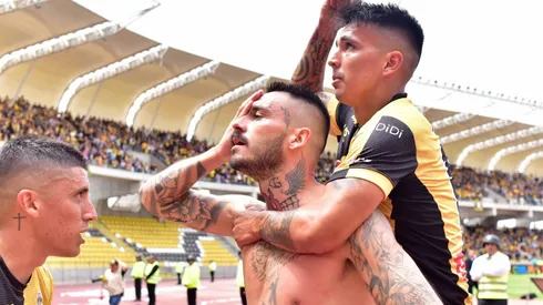 Pinilla se tapa un ojo al celebrar su golazo. ¿Por pirata, por homenaje o por las dos?