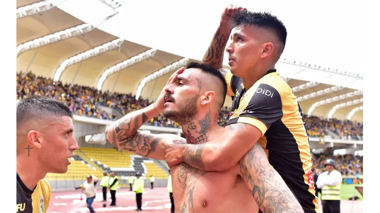 Pinilla se tapa un ojo al celebrar su golazo. ¿Por pirata, por homenaje o por las dos?