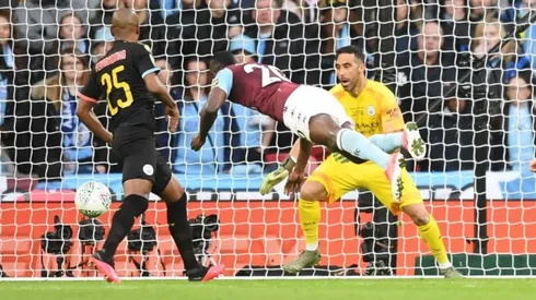 ¡Campeón! Claudio Bravo se viste de héroe en el Manchester City y lo lleva a conquistar la Copa de la Liga