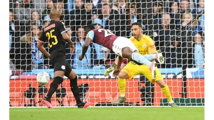¡Campeón! Claudio Bravo se viste de héroe en el Manchester City y lo lleva a conquistar la Copa de la Liga