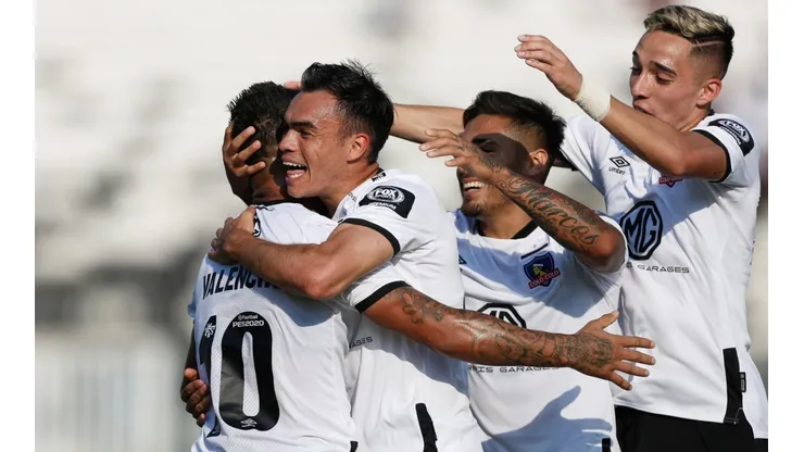 Colo Colo celebra el gol de Valencia.