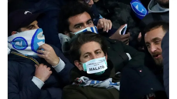 Hinchas del Nápoli en el duelo ante Barcelona por Champions League