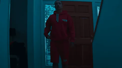 J Balvin se convierte en un "trágico fantasma" para su nuevo clip