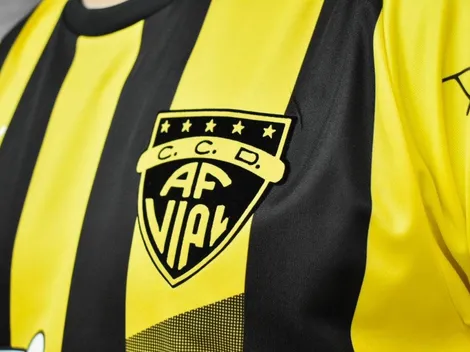 Con gigante auspiciador: Fernández Vial presenta nueva camiseta