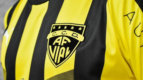 Fernández Vial presenta su nueva camiseta para la temporada 2020.