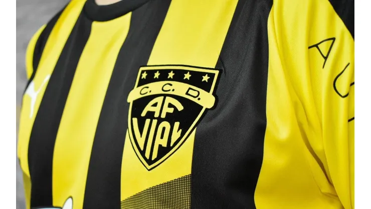 Fernández Vial presenta su nueva camiseta para la temporada 2020.