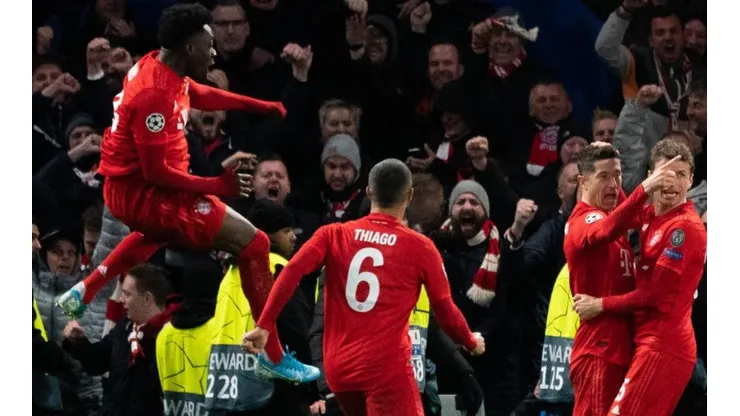 Bayern Múnich prohibe a jugadores tomarse fotos y firmar autógrafos por temor al coronavirus