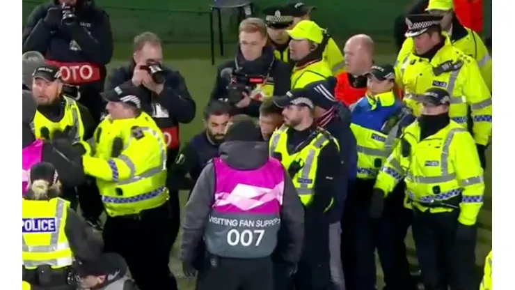 ¡Insólito! Jugadores del Copenhague se fueron a las manos con la policía tras gol en Europa League