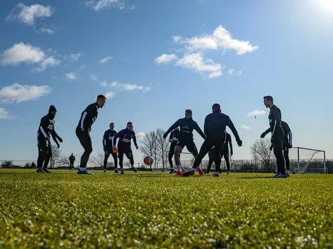 Newcastle prohibe saludarse con apretón de manos por miedo al coronavirus