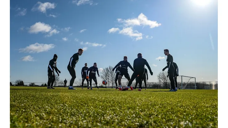 Newcastle prohibe a sus jugadores saludarse con apretón de manos por miedo al coronavirus
