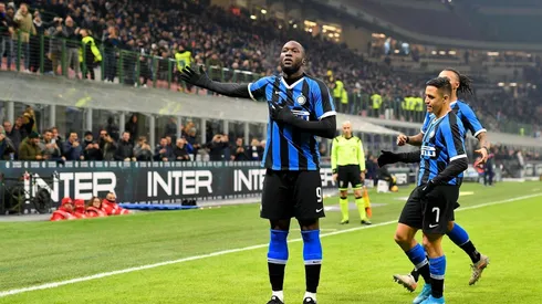 Tremenda habilitación de Alexis para Lukaku.