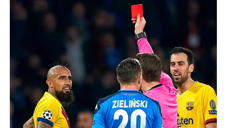 Arturo Vidal es expulsado en el duelo entre Barcelona y Nápoli