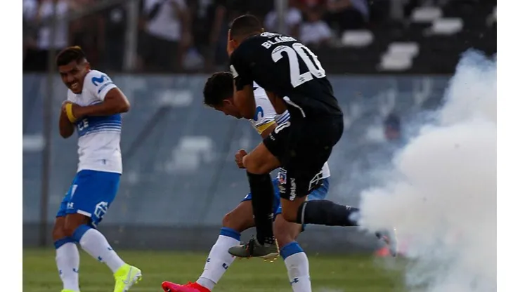 Nicolás Blandi es alcanzado por una bengala en el duelo entre Colo Colo y Universidad Católica