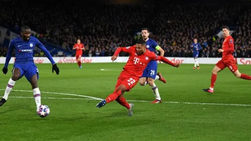 Bayern Múnich golea al Chelsea y pone un pie en cuartos de final de Champions League
