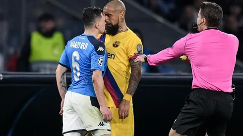 Vidal vs. Mário Rui en el San Paolo.