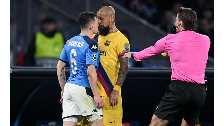 Vidal vs. Mário Rui en el San Paolo.