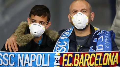 Hinchas en el San Paoli toman precauciones por el Coronavirus.