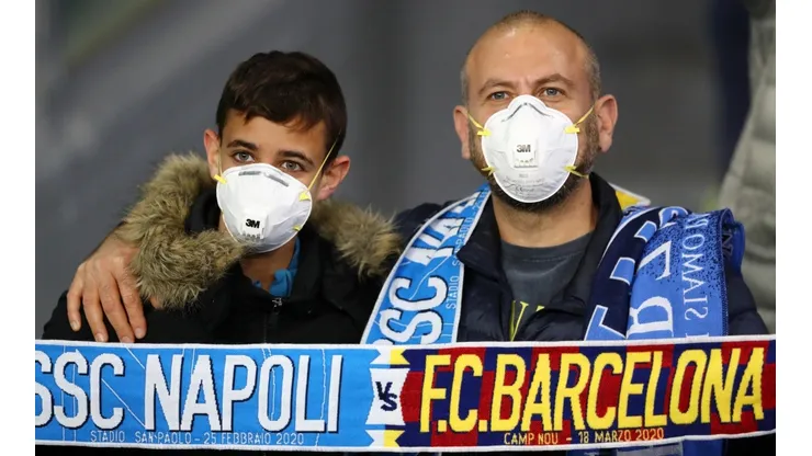 Hinchas en el San Paoli toman precauciones por el Coronavirus.