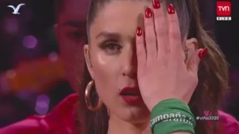 Fran Valenzuela y su homenaje a las víctimas de traumas oculares en las manifestaciones de Chile en el escenario de la Quinta Vergara.