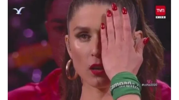 Fran Valenzuela y su homenaje a las víctimas de traumas oculares en las manifestaciones de Chile en el escenario de la Quinta Vergara.