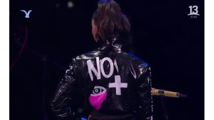 "No más ojos mutilados" era uno de los mensajes de la chaqueta de Fran Valenzuela en su presentación en Viña 2020.