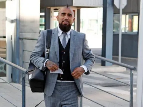 ¡Tremenda pinta! Vidal luce traje de viaje para volar a Italia