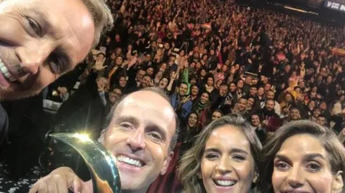 Stefan Kramer se saca una selfie junto a su esposa y animadores del Festival