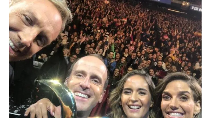 Stefan Kramer se saca una selfie junto a su esposa y animadores del Festival