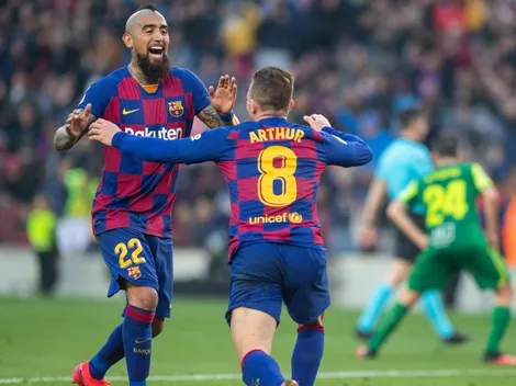El "delantero" Vidal asoma como titular en Barcelona ante Napoli