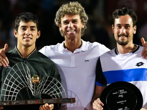El gran Guga Kuerten le entrega el trofeo de campeón a Garín