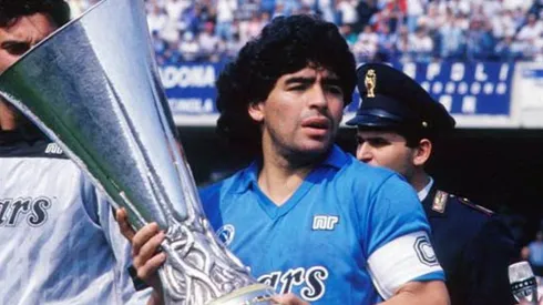 Diego Maradona levanta la Copa con la camiseta del Nápoli