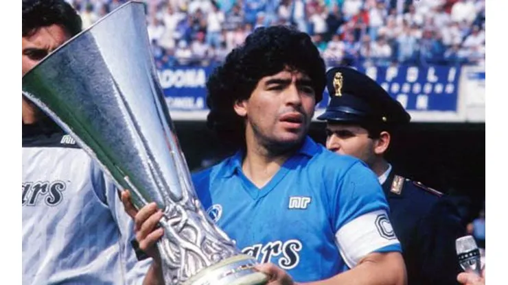 Diego Maradona levanta la Copa con la camiseta del Nápoli
