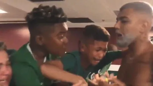 Gabigol crack: sale campeón con Flamengo y celebra con un emocionado grupo de niños