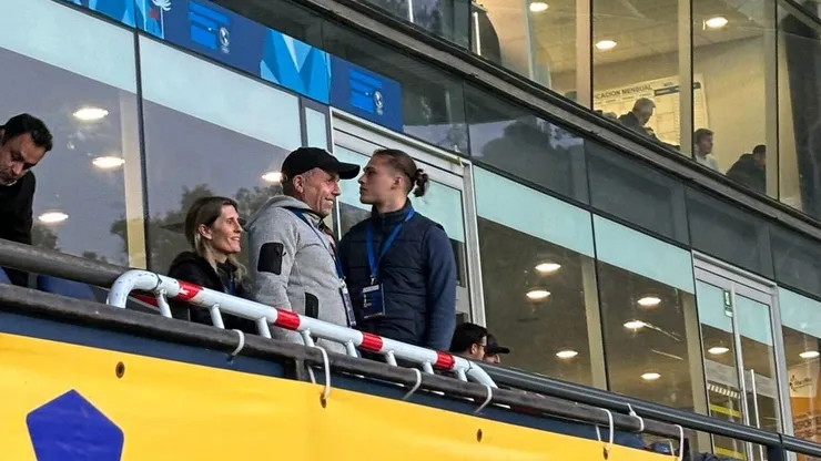 Gustavo Álvarez bien abrigado en el estadio Sausalito.