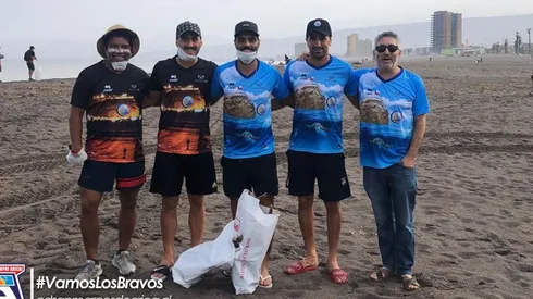 Jugadores limpiaron la playa de Arica