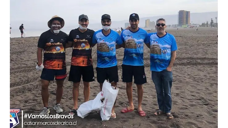 Jugadores limpiaron la playa de Arica