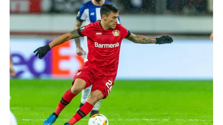 Aránguiz ante el Porto en la Europa League