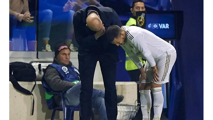 Zidane consuela a Hazard luego de salir lesionado ante el Levante