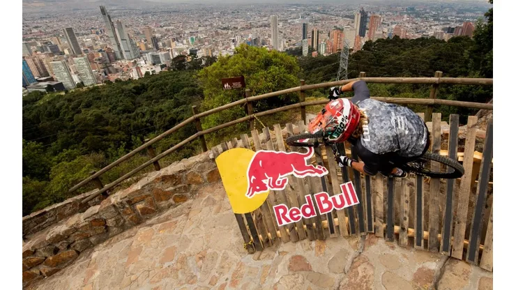 Presencia chilena en el Red Bull Monserrate Cerro Abajo, el descenso urbano más largo del mundo.